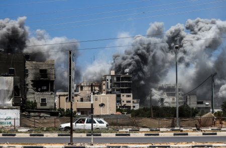 الاحتلال يستهدف مركبة إسعاف أمام مستشفى كمال عدوان